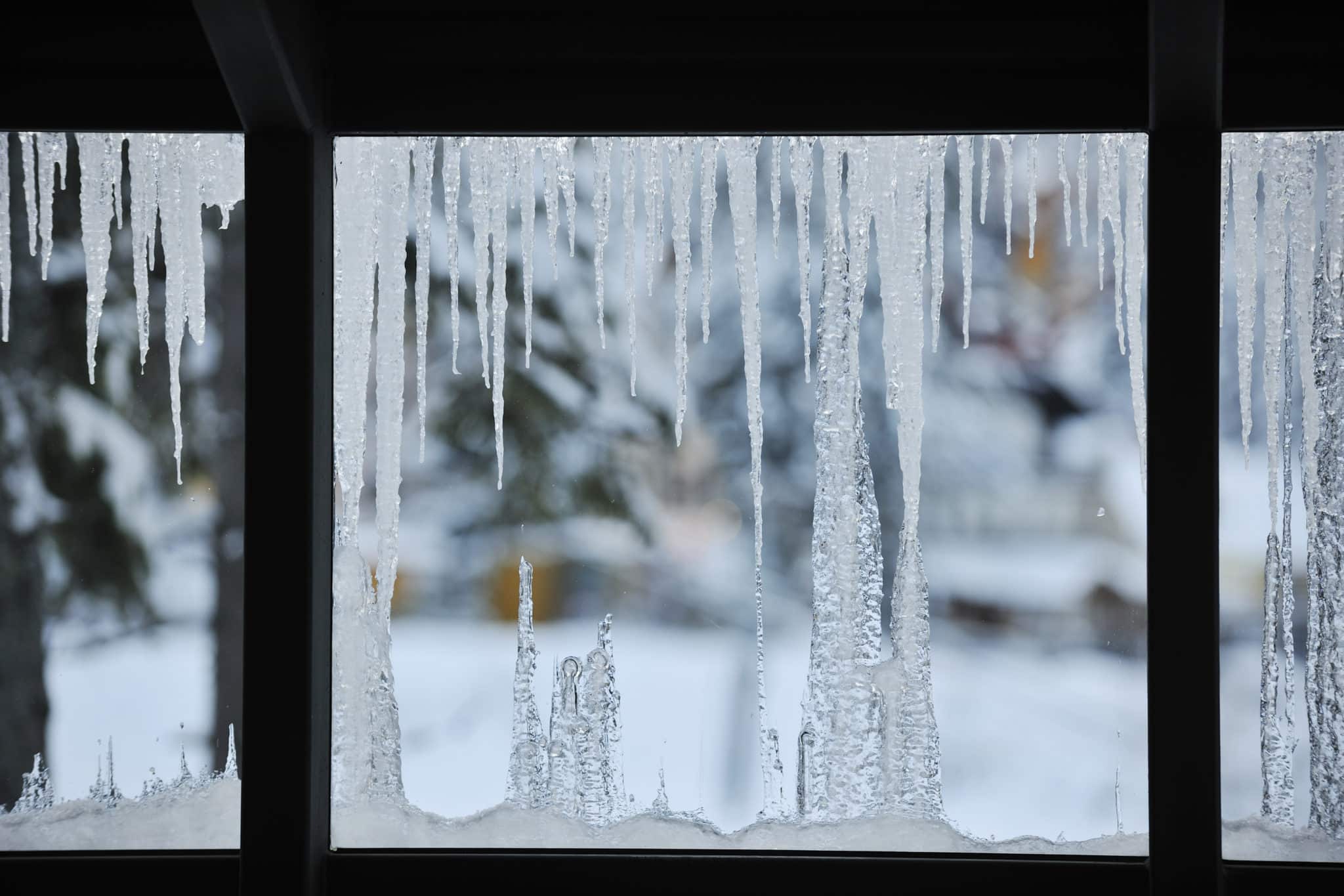 Окно зимой во льду